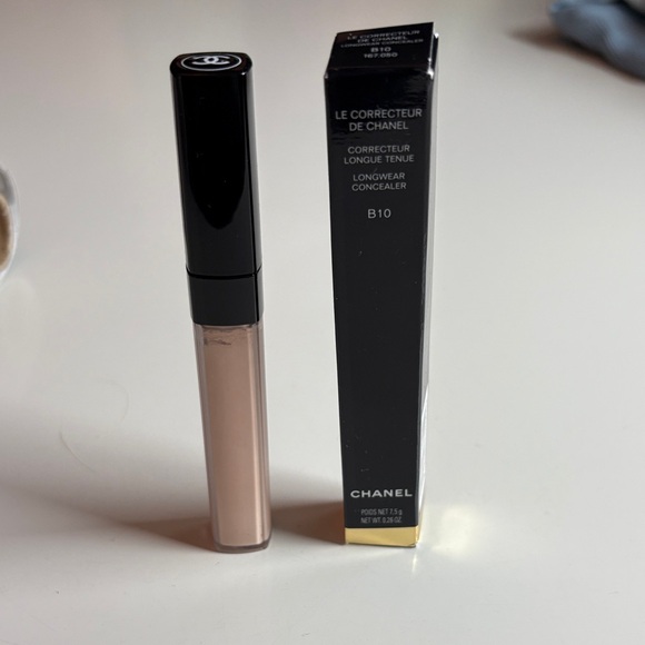 CHANEL Longwear Concealer in Light Beige - Picture 1 of 5